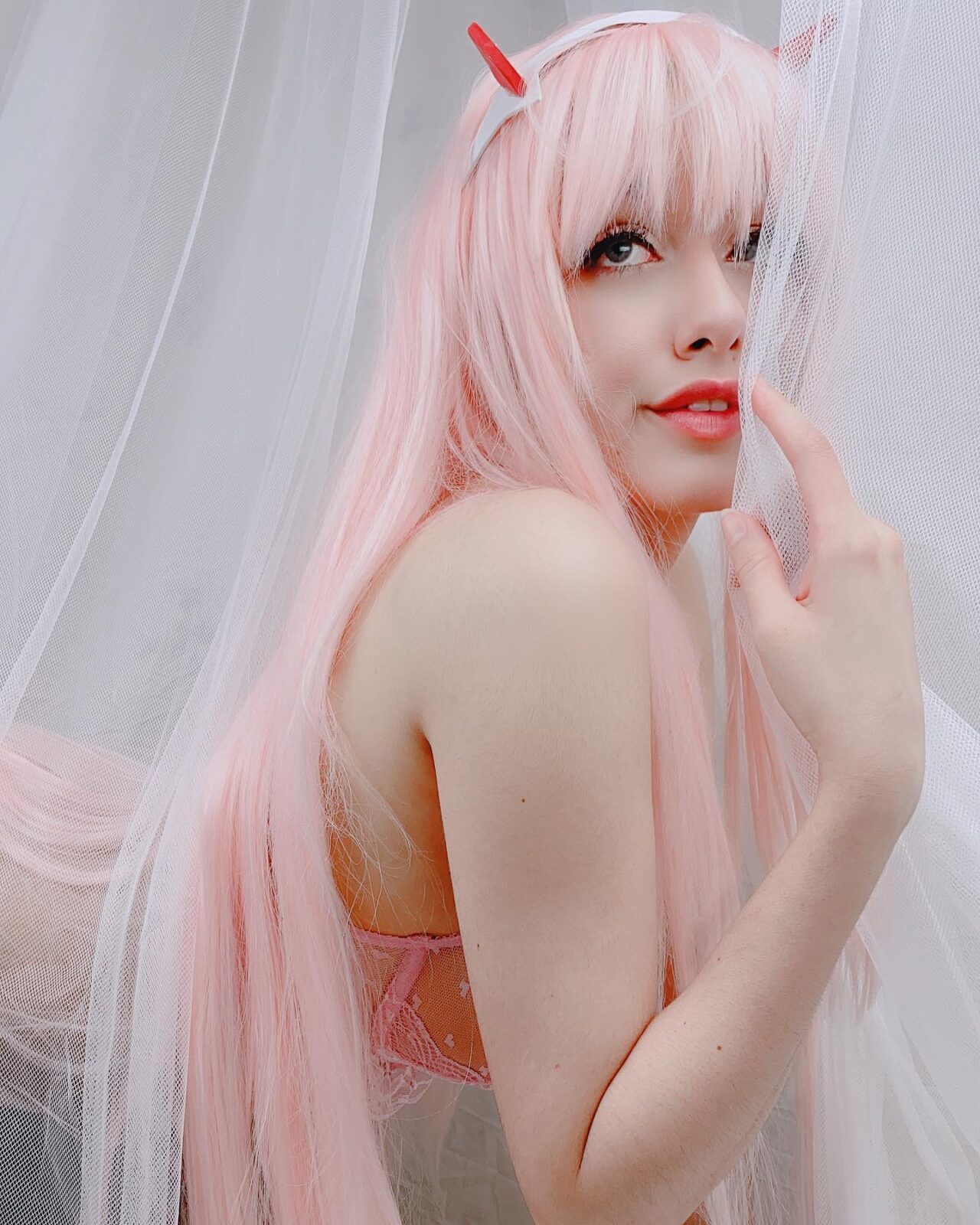 Modelo hatsunemandi fez um ousado cosplay da Zero Two de Darling in The Franxx