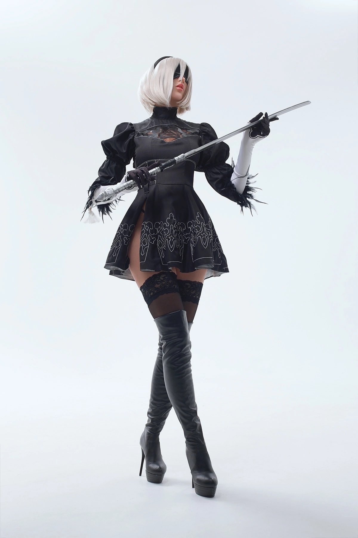 Modelo fez um estonteante cosplay da 2B de Nier: Automata