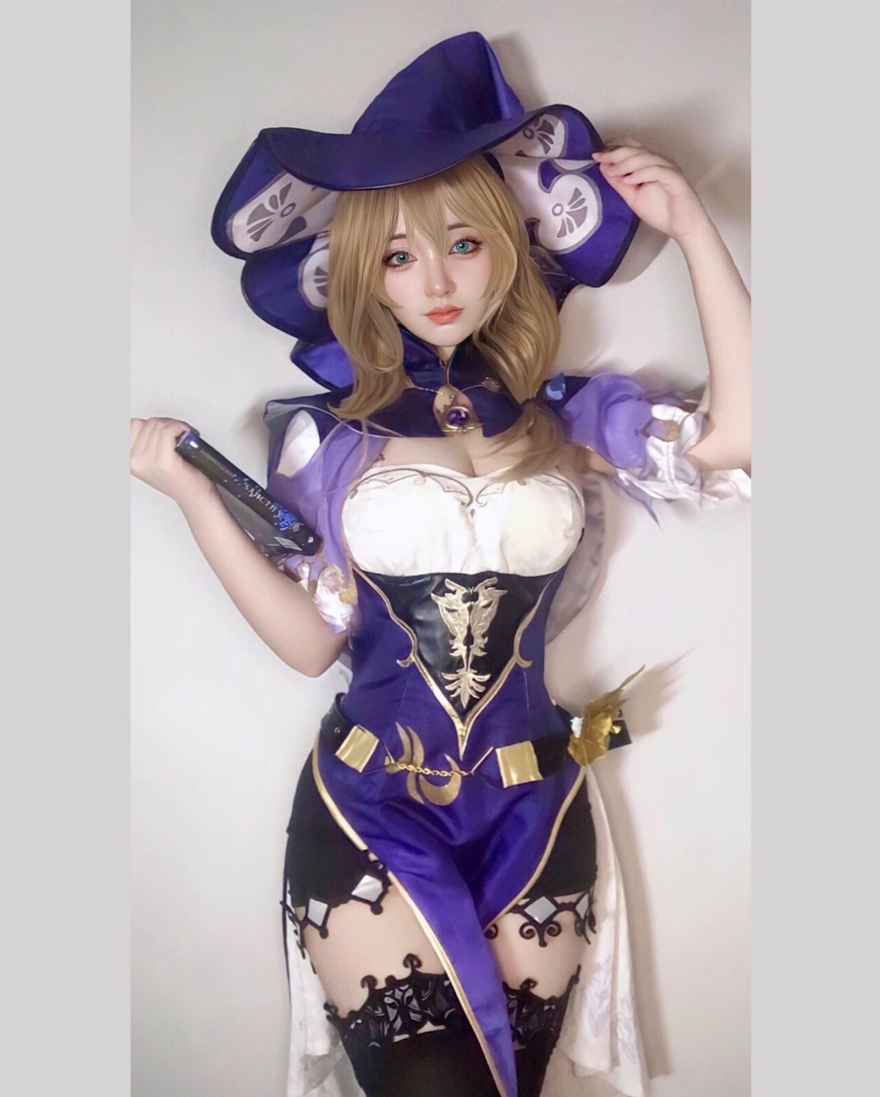 Modelo Minty vai eletrocutar o seu coração com esse cosplay da Lisa de Genshin Impact