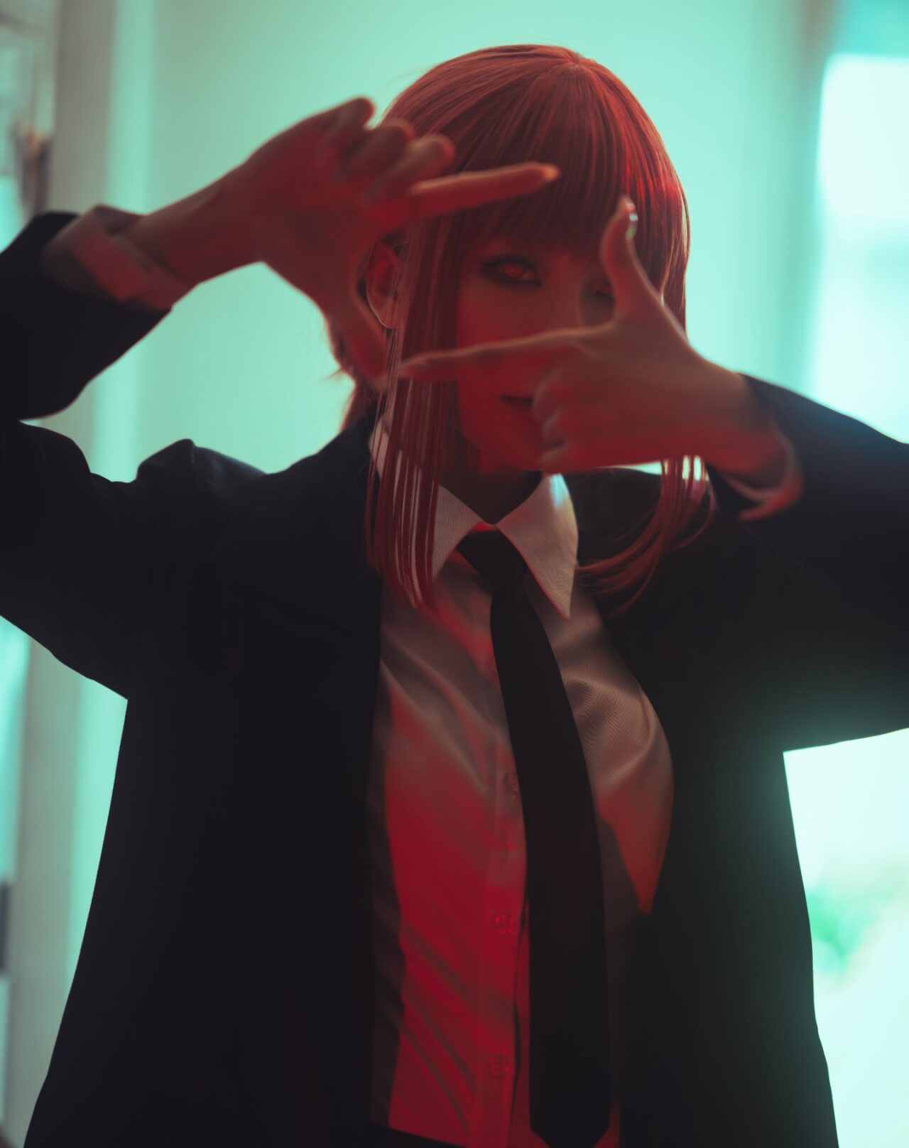 Modelo naki_lam fez um cosplay perfeito da Makima de Chainsaw Man