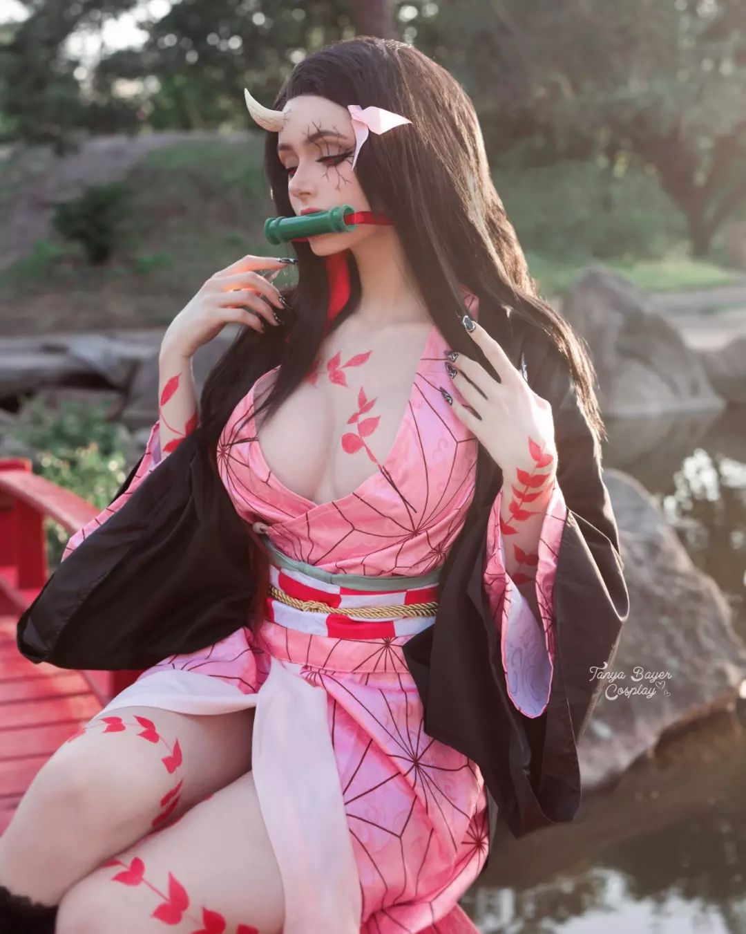 Modelo pyrocosplaypit fez um lindo cosplay da Nezuko de Demon Slayer