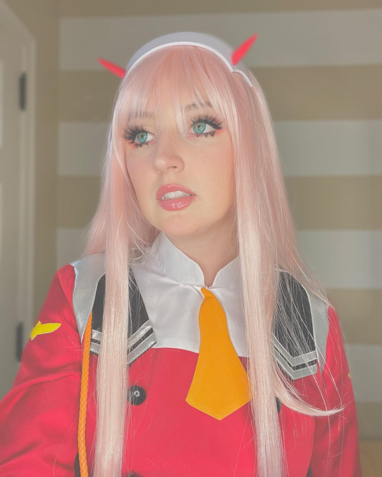 Zero Two de 'Darling in The Franxx' Renasce com Perfeição nas Mãos Talentosas de geekytragedy: Um Cosplay Incrível!