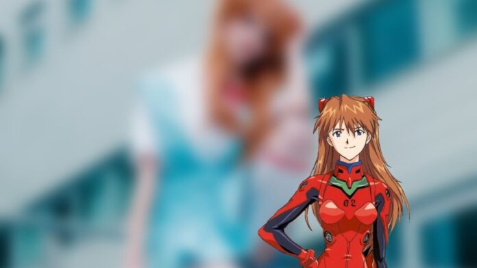 Modelo caryucospre extravasa com um lindo cosplay da Asuka de Evangelion
