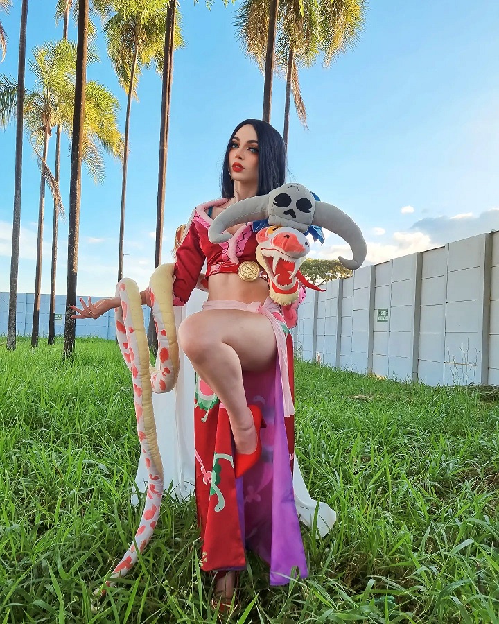 Brasileira Alice Dias vai petrificar você com esse cosplay da Boa Hancock de One Piece