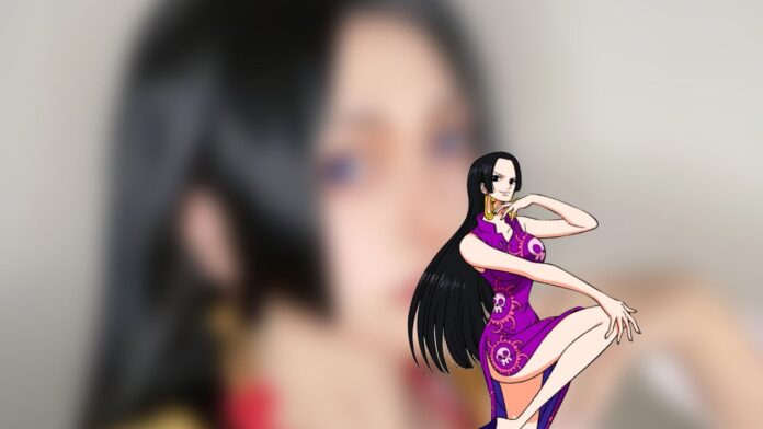 Modelo kapi_cos encanta com um lindo cosplay da Boa Hancock de One Piece