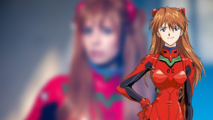 Modelo brilha com um imponente cosplay da Asuka Soryu de Neon Genesis Evangelion