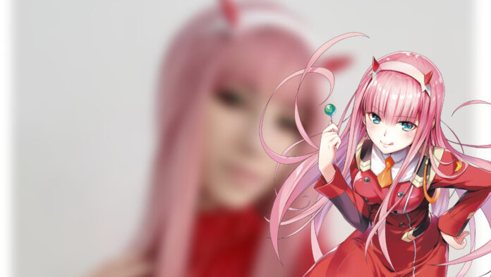 Modelo kiiaracos deslumbra com um luxuoso cosplay da Zero Two de Darling in the Franxx