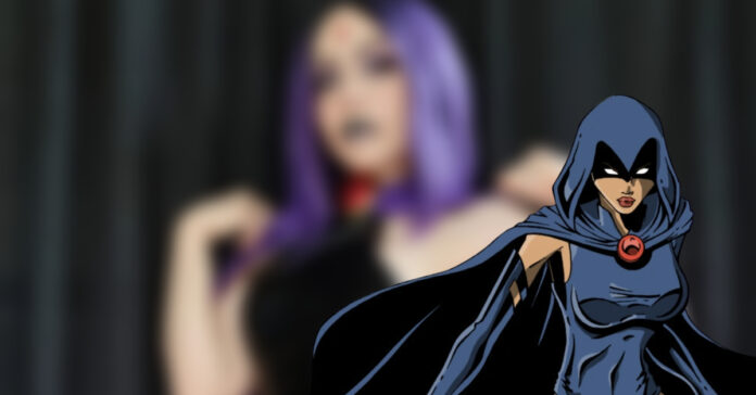Cosplayer enfeitiça com tentador visual da Ravena de Jovens Titãs