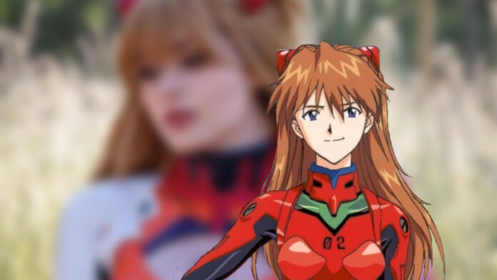 Cosplayer caelestelle traz Asuka Soryu de Neon Genesis Evangelion em uma luxuosa e atraente interpretação