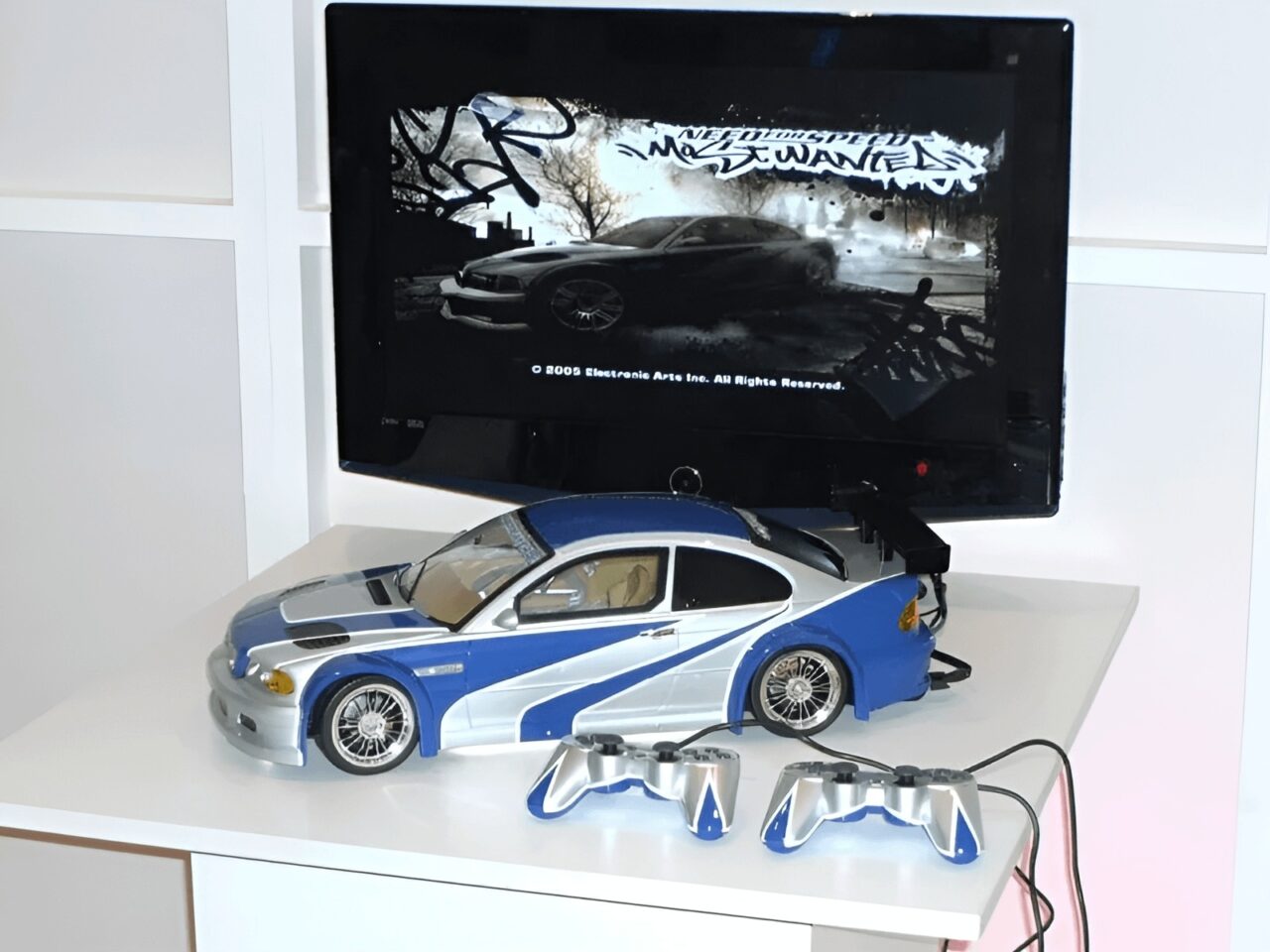Fã viraliza ao demonstrar PS2 em formato de carro de Need for Speed: Most Wanted