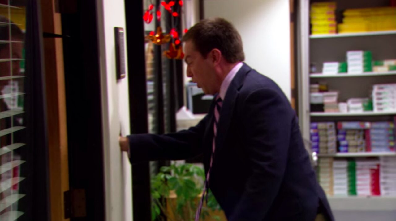 Em qual episódio de The Office Andy soca a parede?