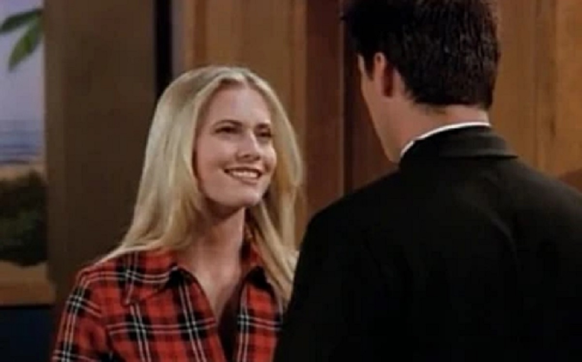 Em qual episódio Emily Procter aparece em Friends?