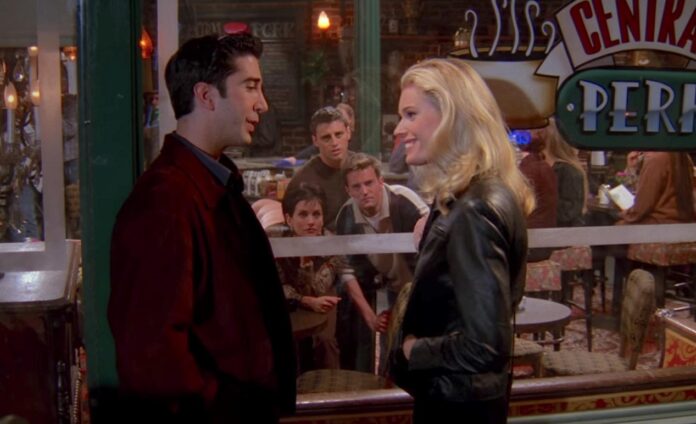 Em qual episódio Rebecca Romijn aparece em Friends?