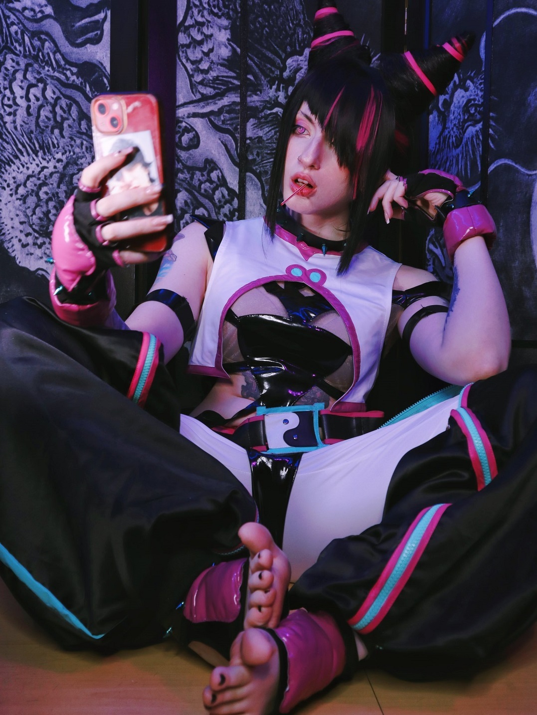 Brasileira AkemySama vai nocautear o seu coração com esse cosplay de Juri de Street Fighter