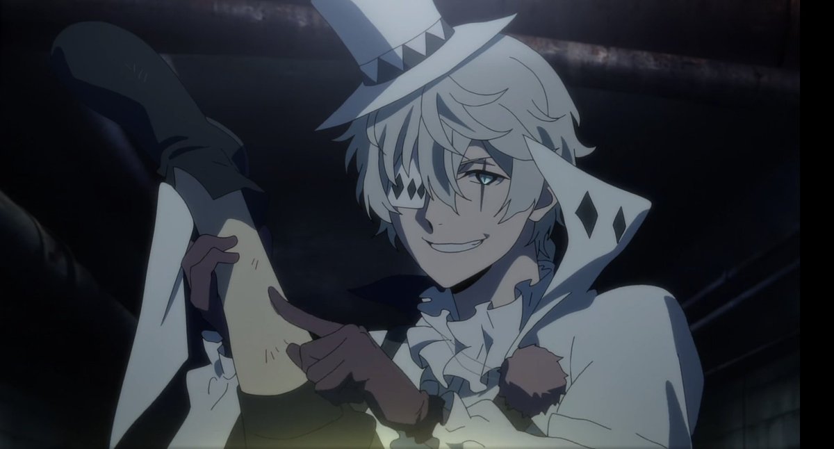 Modelo canadense impressiona com um épico cosplay do Nikolai Gogol de Bungou Stray Dogs