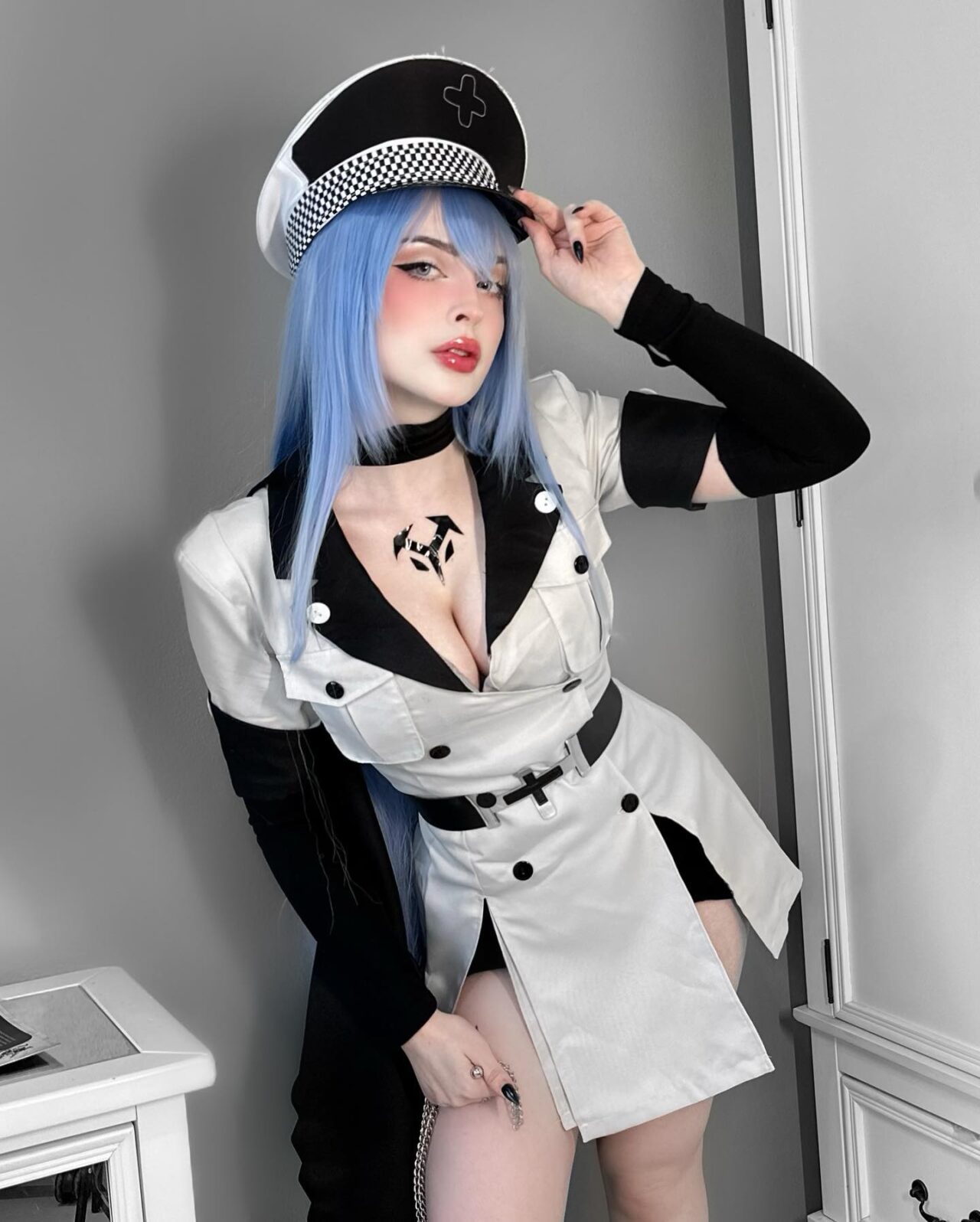 Brasileira Thayse Klöppel vai deixar você sem palavras com esse cosplay da Esdeath de Akame ga Kill