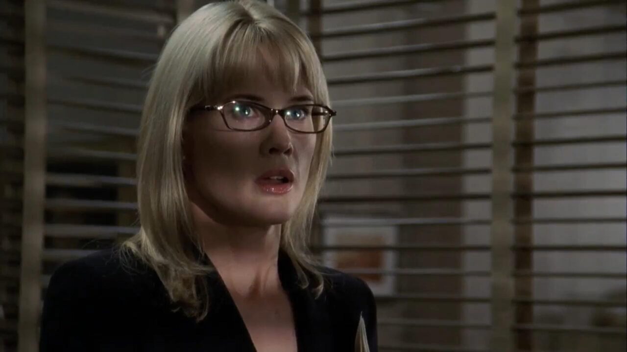 Em qual episódio de Law and Order SVU a promotora Alexandra Cabot entra no programa de proteção a testemunhas?