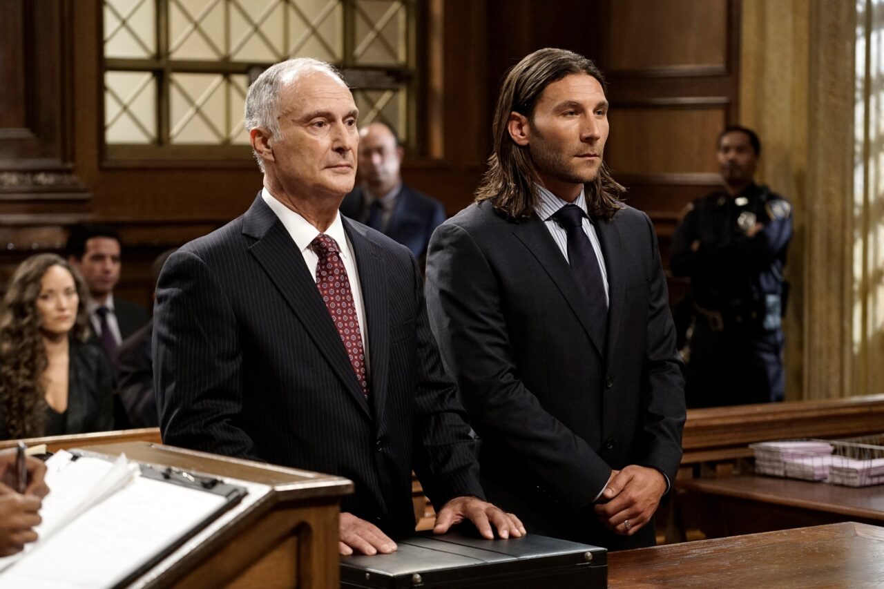 Em qual episódio de Law and Order SVU uma jornalista famosa é perseguida por um stalker?