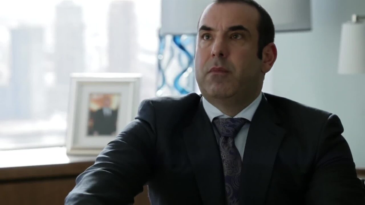 Em qual episódio de Suits Harvey defende a empregada?