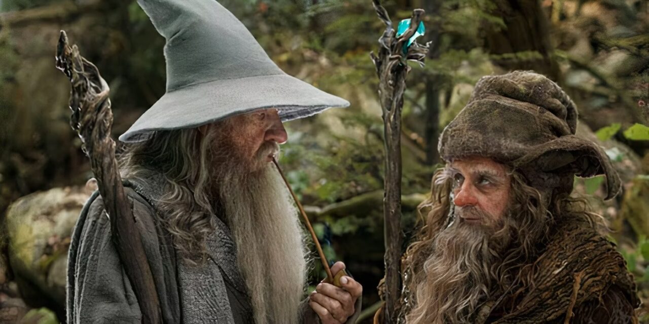 Qual a importância de Gandalf finalmente ter encontrado seu cajado em O Senhor dos Anéis: Os Anéis de Poder?