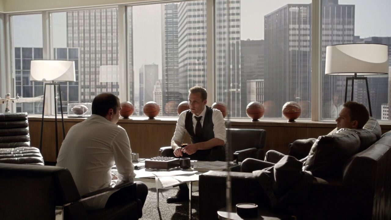 Em qual episódio de Suits Louis Litt revela o segredo de Mike para Forstman?