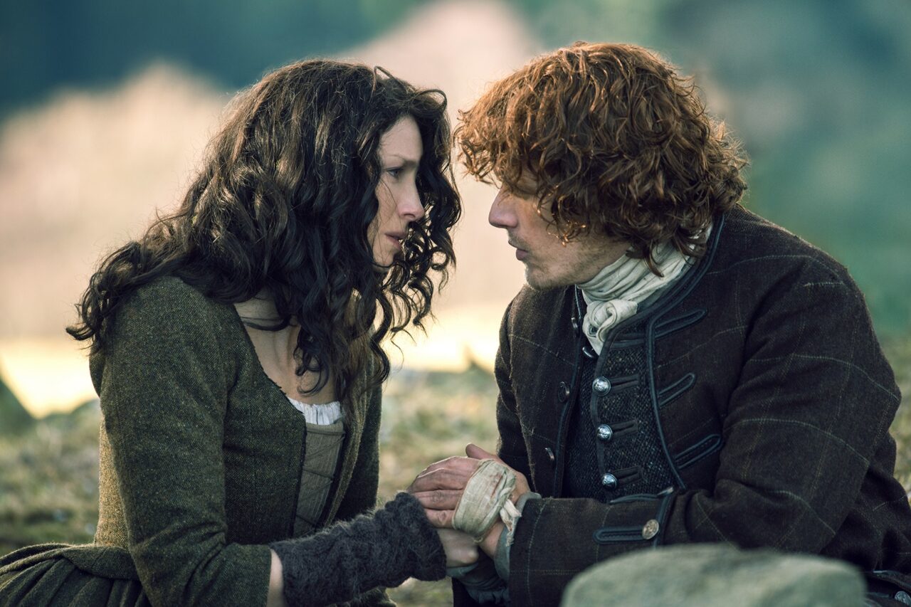 Em qual episódio de Outlander Claire volta para o futuro?