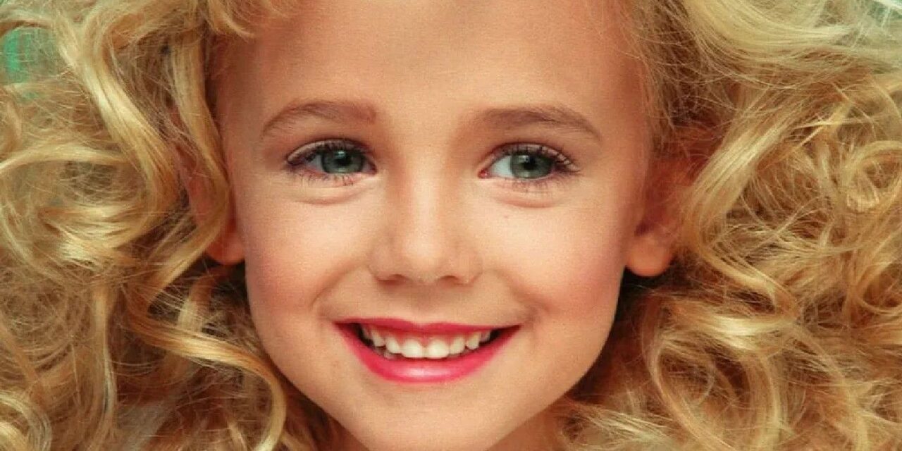 Por que os pais de JonBenét Ramsey eram suspeitos da sua morte?