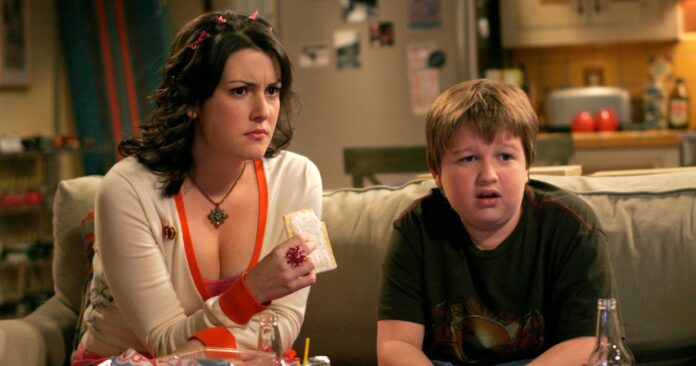 Por que Melanie Lynskey deixou Two and a Half Men?