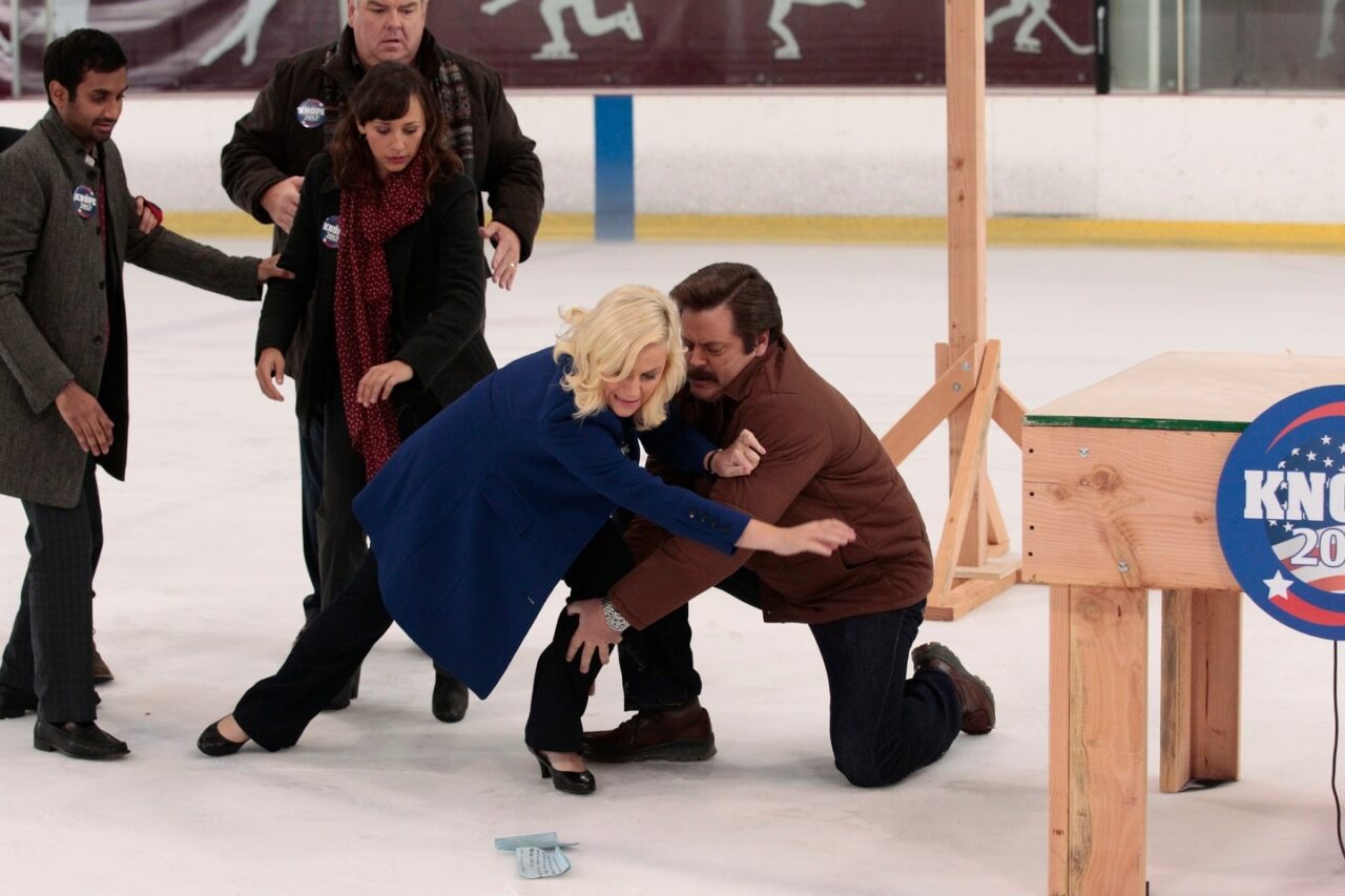 Em qual episódio de Parks and Recreation Leslie e sua equipe escorregam em uma pista de gelo?