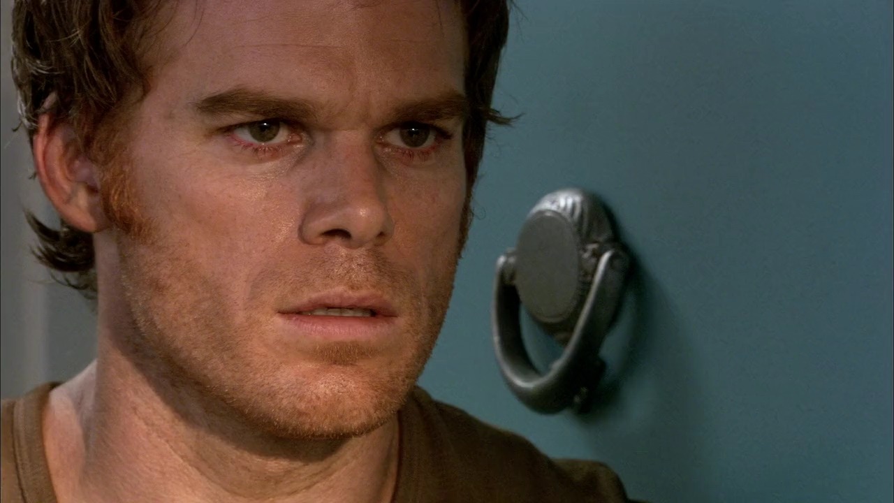 Dexter – Em qual episódio a polícia descobre os corpos das vítimas de Dexter?