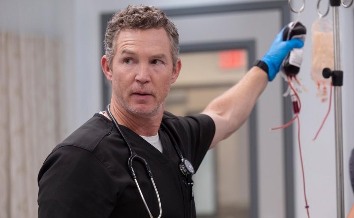 O que aconteceu com a perna do Dr. Abbot no final da 1ª temporada de The Pitt?