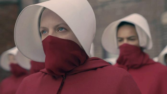 Elisabeth Moss comenta uso de música de Taylor Swift em cena decisiva do episódio 9 da 6ª temporada de The Handmaid’s Tale