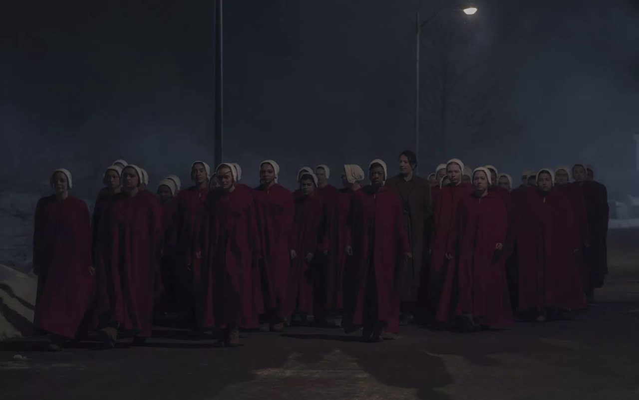 Elisabeth Moss comenta uso de música de Taylor Swift em cena decisiva do episódio 9 da 6ª temporada de The Handmaid’s Tale