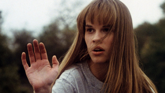 Por que Hilary Swank nunca apareceu em Cobra Kai?