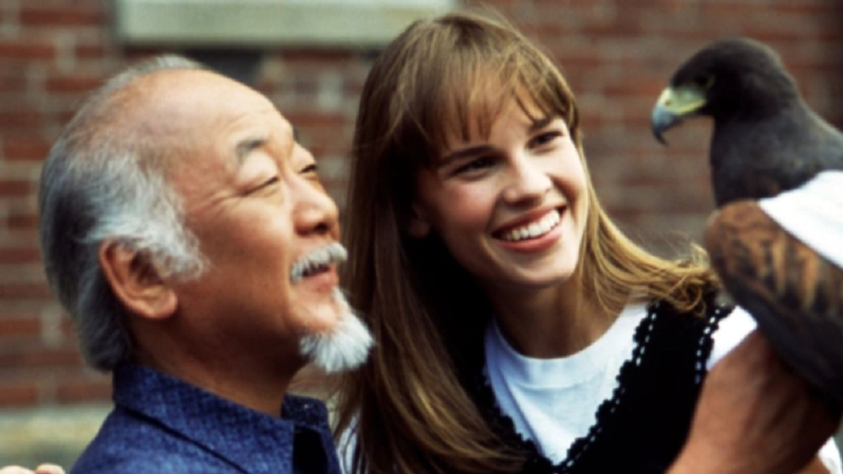 Por que Hilary Swank nunca apareceu em Cobra Kai?