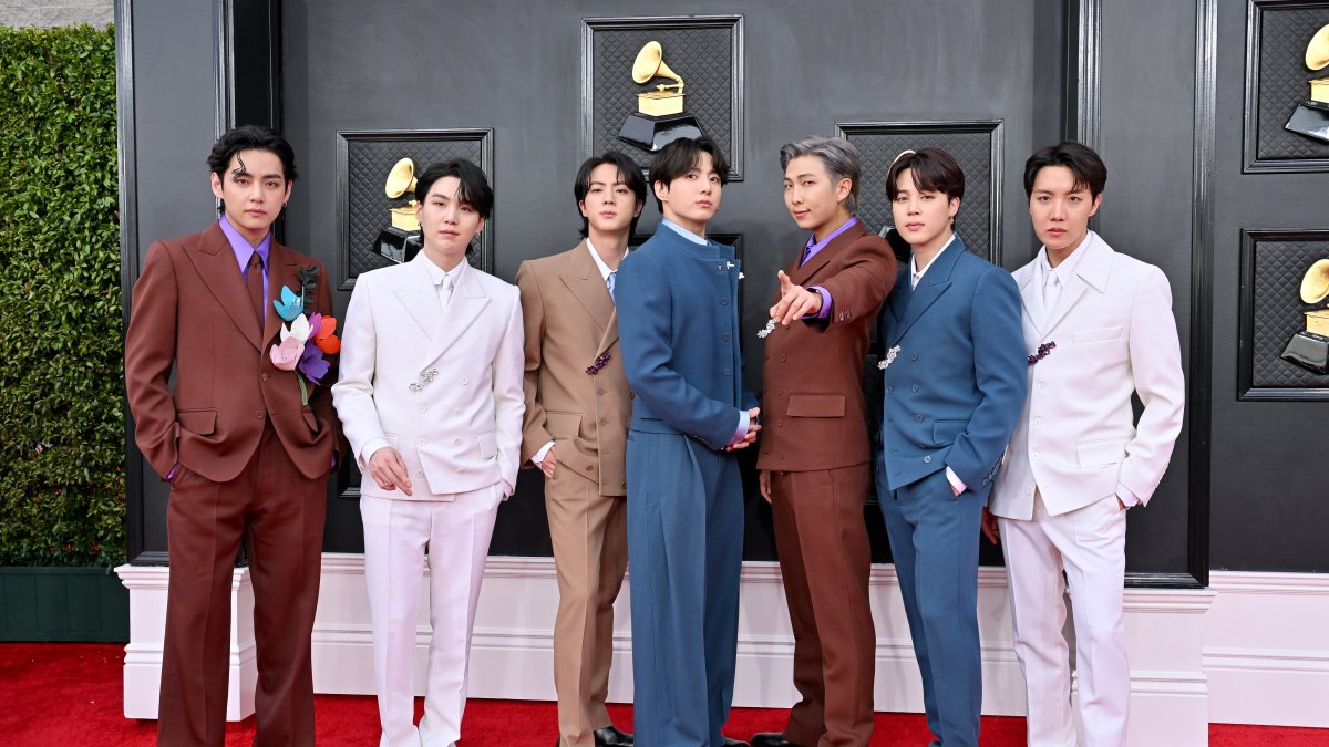 BTS anuncia novo álbum e retorno para 2026