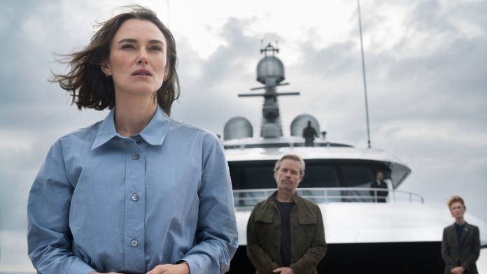 Netflix divulga trailer e estreia de A Mulher na Cabine 10, novo filme com Hannah Waddingham e Keira Knightley