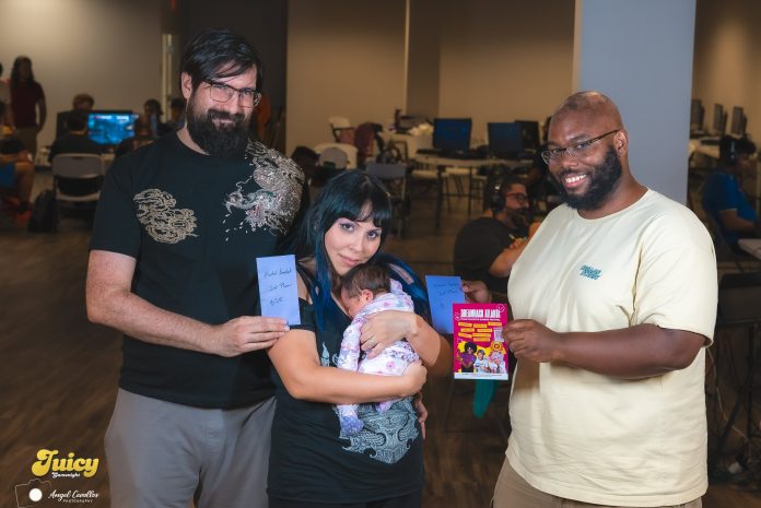 Mulher vence torneio de Mortal Kombat com bebê recém-nascido nos braços