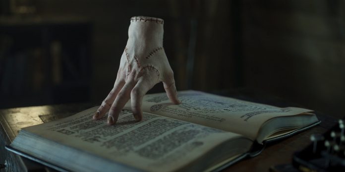 2ª temporada de Wandinha finalmente explica a origem do Mãozinha