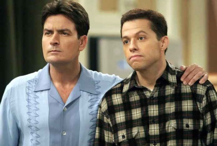 Jon Cryer expõe bastidores e revela diferença salarial milionária em Two and a Half Men