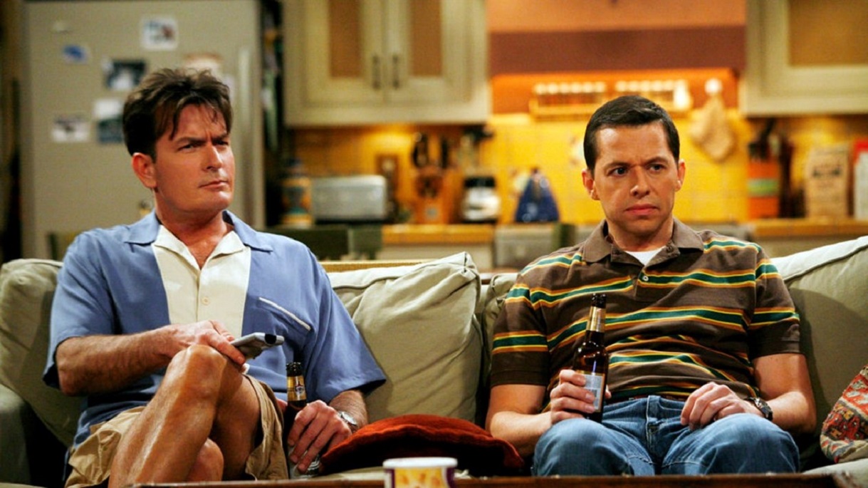 Jon Cryer expõe bastidores e revela diferença salarial milionária em Two and a Half Men
