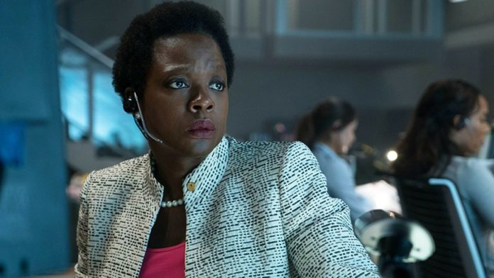 Amanda Waller James Gunn confirma que série de Amanda Waller segue em desenvolvimento e deve estrear após Homem do Amanhã