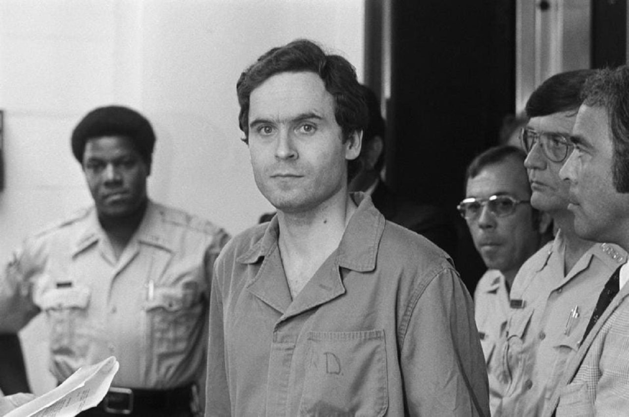 Ed Gein e Ted Bundy: a verdade por trás da conexão mostrada em Monstro: A História de Ed Gein
