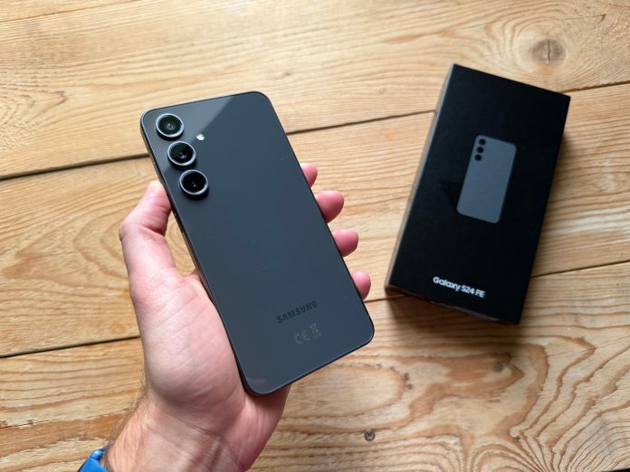 galaxy s24 fe Samsung Galaxy S24 FE 5G com 128 GB e 8 GB de RAM em oferta por R$ 2.571 no Pix