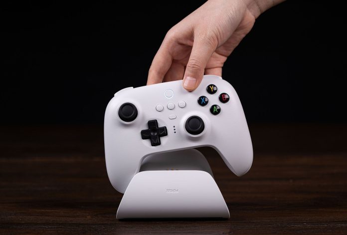 Controle 8BitDo Ultimate Wireless com Dock fica por R$ 264 com cupons no AliExpress