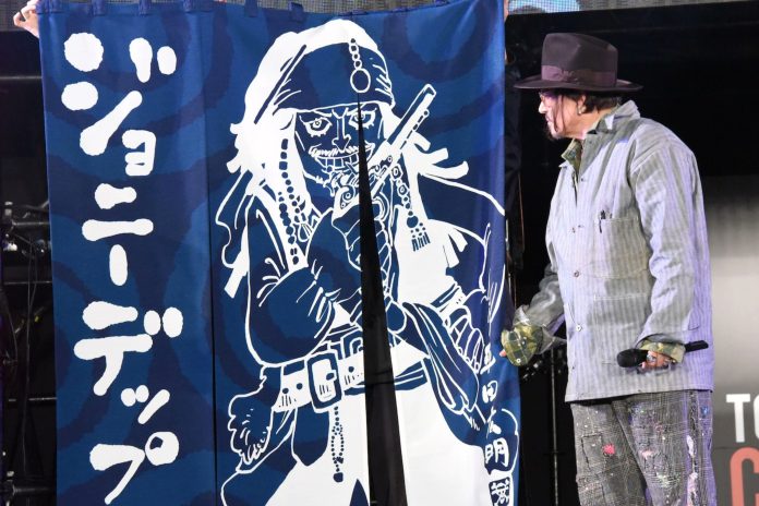 G7jgffgawAA25jk Eiichiro Oda presenteia Johnny Depp com arte exclusiva de Piratas do Caribe