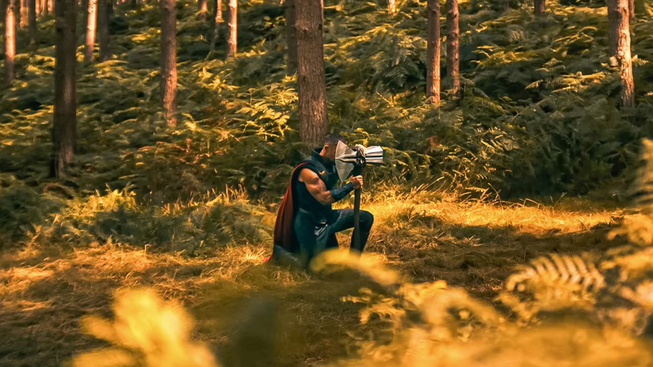 Por que Thor aparece com o Stormbreaker e não com o Mjolnir no teaser de Vingadores: Doutor Destino