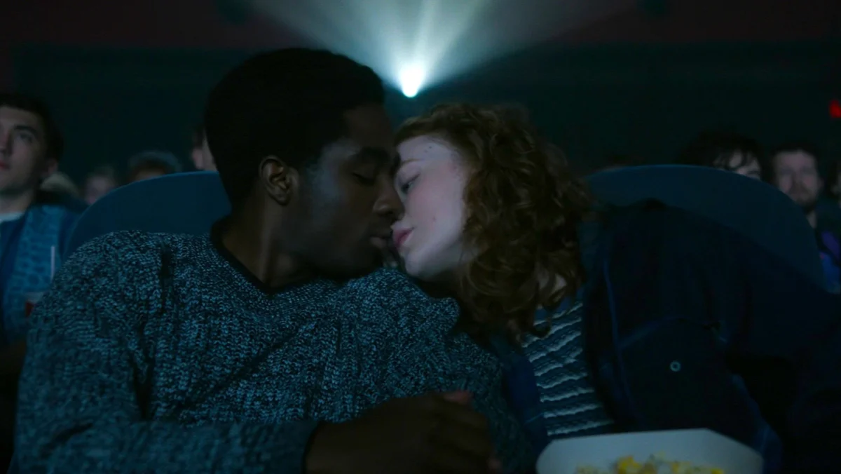 Qual filme Max e Lucas estavam assistindo no final de Stranger Things