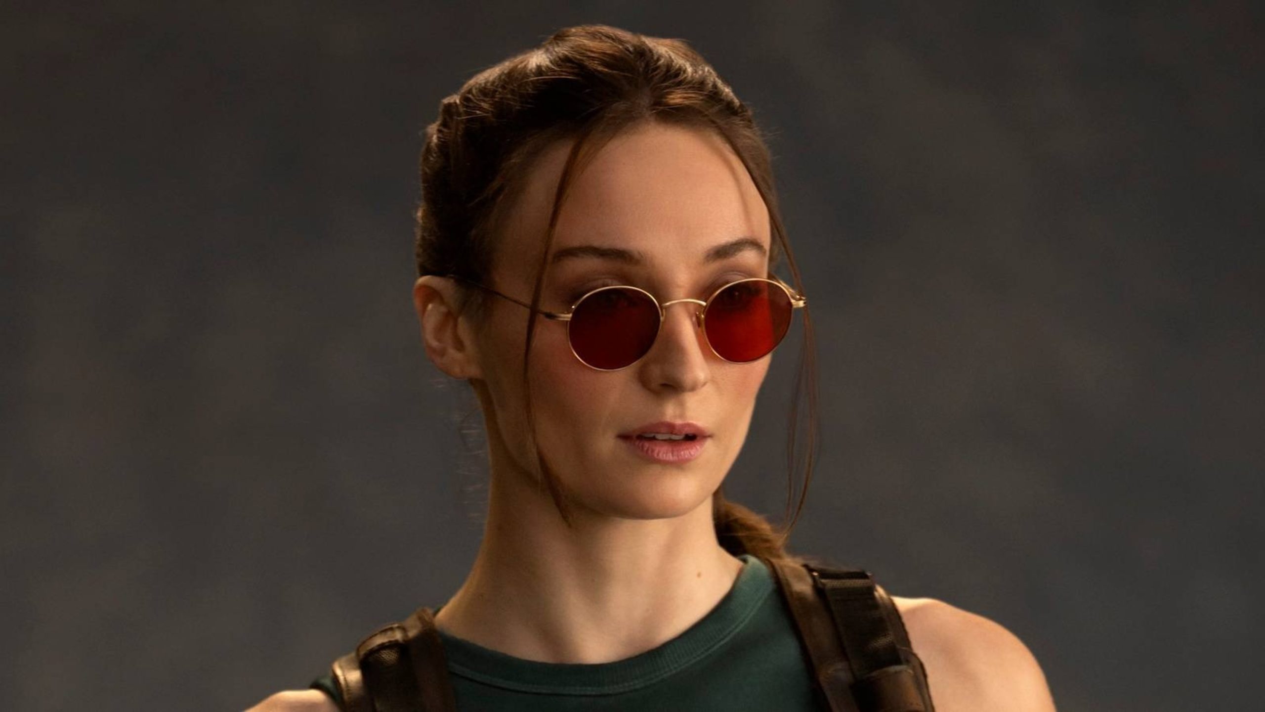 Poster mostra Sophie Turner como Lara Croft na série Tomb Raider da Amazon