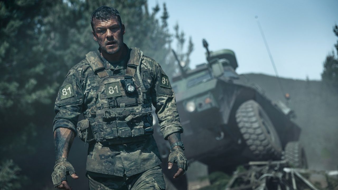 Netflix divulga trailer de Máquina de Guerra, novo filme de ação protagonizado por Alan Ritchson